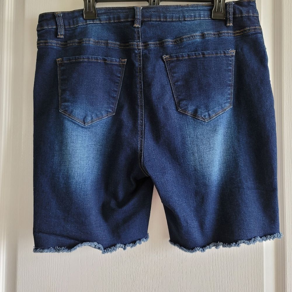 Bermuda shorts - Picture 2 of 3